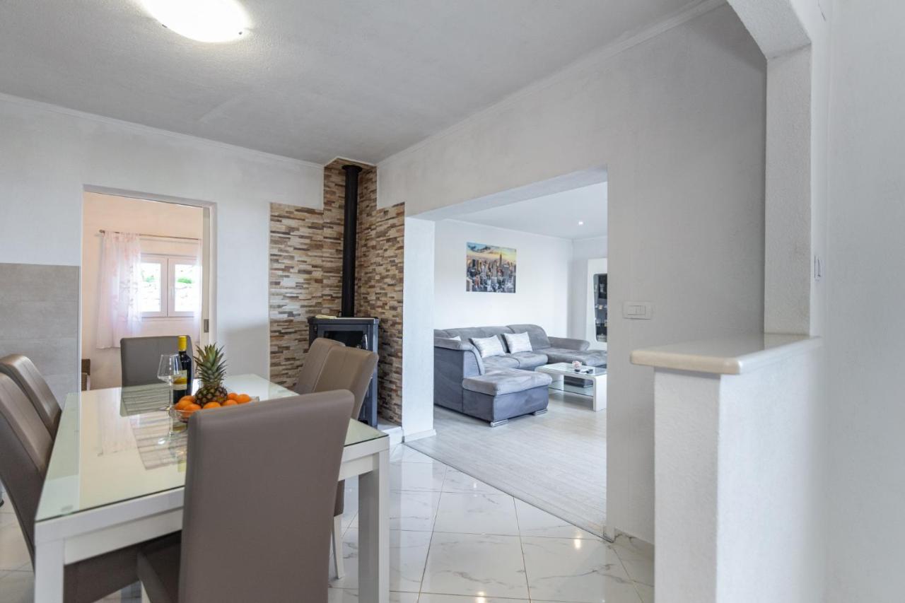 Navis Sea View With Pool Makarska